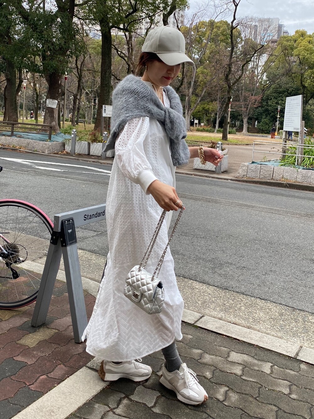 ホワイト系のワンピース、ホワイト系のショルダーバッグを着用したレディースの春コーディネートの4枚目の写真