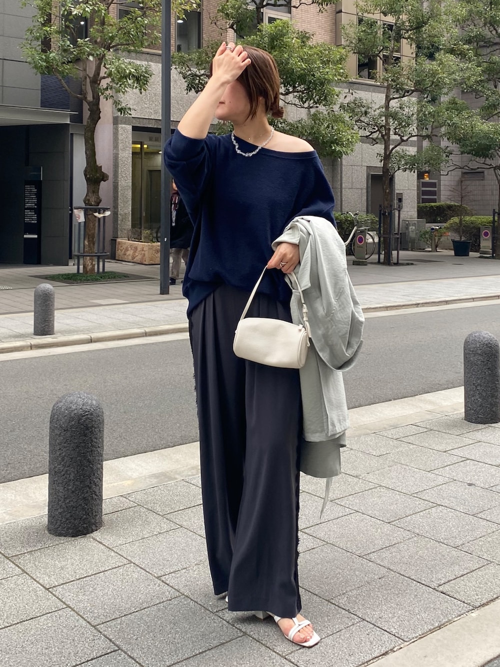 ブルー系のTシャツ/カットソー、グレー系のその他パンツ、グリーン系のその他アウターを着用したレディースの春コーディネートの7枚目の写真