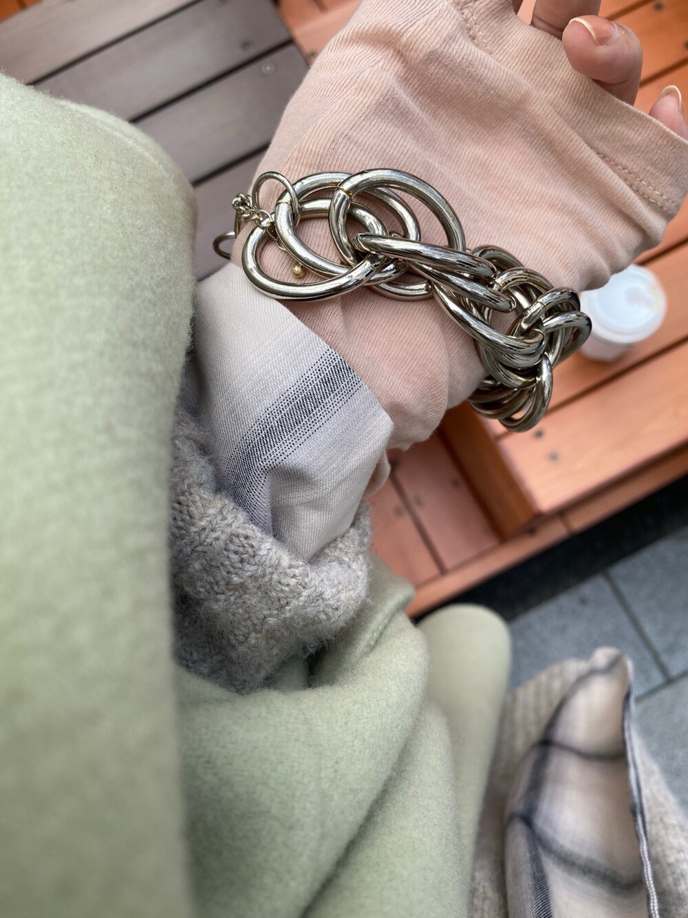 ホワイト系のワンピース、ホワイト系のニット/セーター、ブラウン系のブーツを着用したレディースの冬コーディネートの5枚目の写真