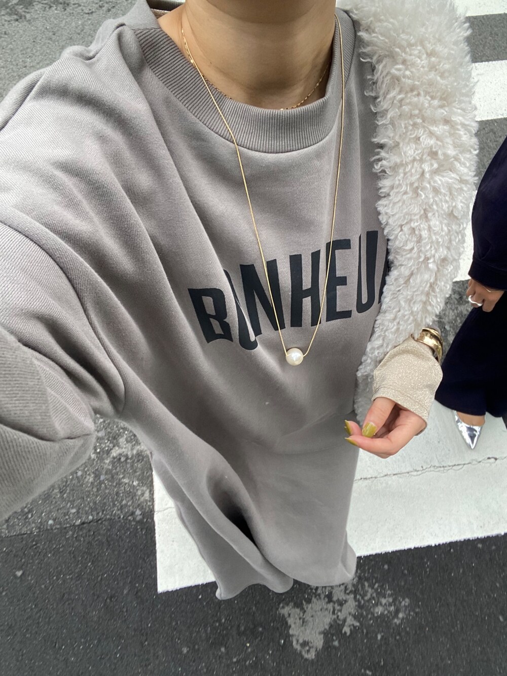 グレー系のワンピース、ブラウン系のブーツ、ゴールド系のTシャツ/カットソーを着用したレディースの秋コーディネートの9枚目の写真