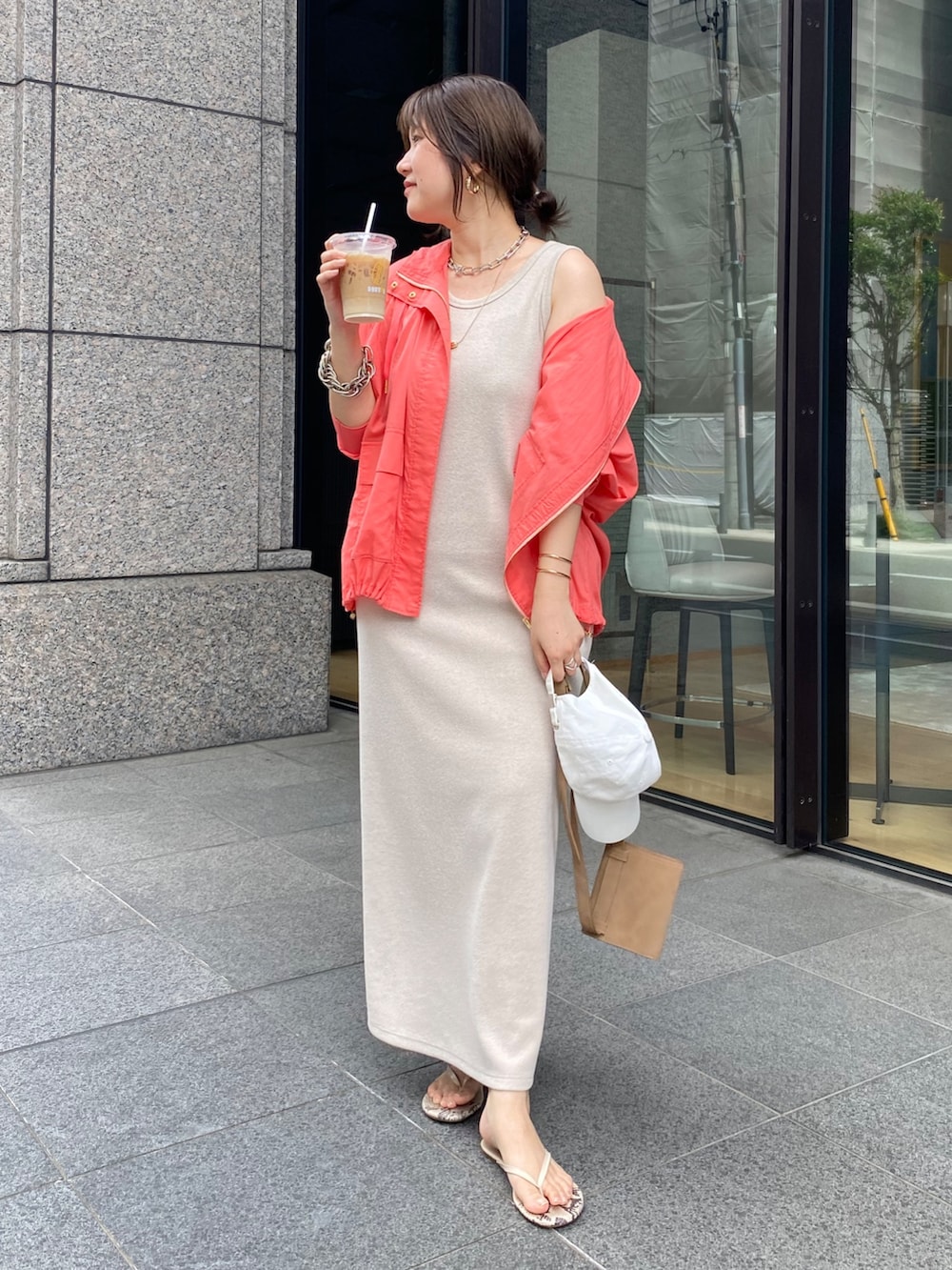 「夏コーデ、デートコーデ、ワンピース、きれいめカジュアル、シアートップス、お出かけコーデ、オトナカジュアル、リラックススタイル、大人コーデ、楽チンコーデ、キレイめカジュアル、夏ファッション、大人かわいい、30代コーデ、ピンクシャツ」｜「DouDouのフーディージップブルゾン（その他アウター、ピンク系）」を使った、sakuraさん（骨格ストレート・レディース・166cm）の夏コーディネートの7枚目の写真