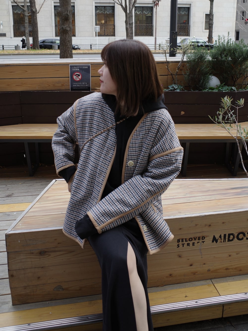 ベージュ系のその他アウター、ブラック系のスカートを着用したレディースの冬コーディネートの4枚目の写真