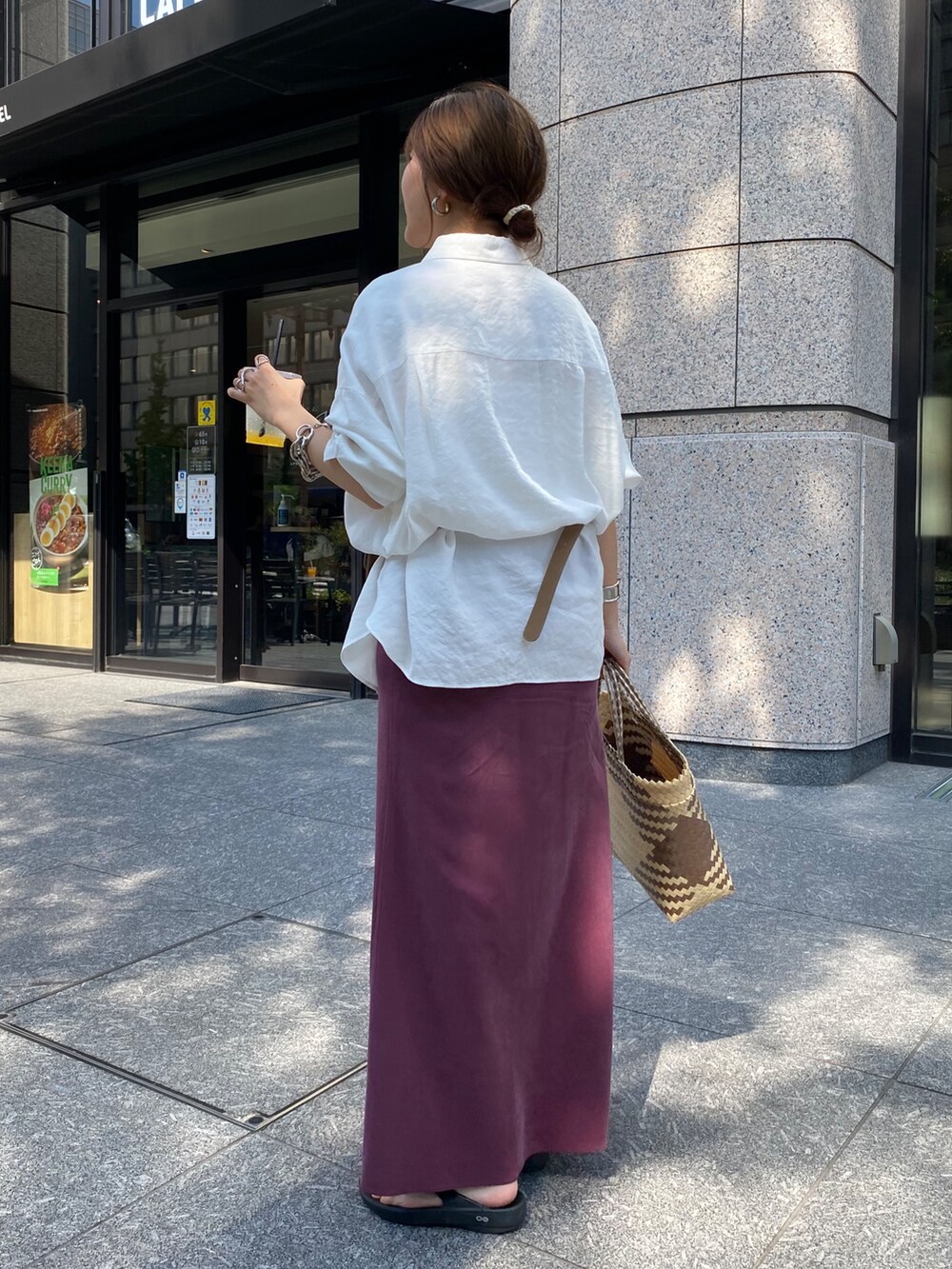 ホワイト系のシャツ/ブラウス、レッド系のスカートを着用したレディースの夏コーディネートの3枚目の写真