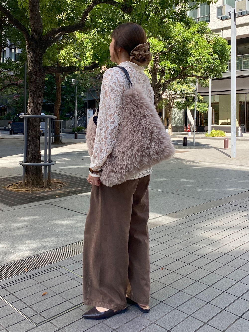 ホワイト系のシャツ/ブラウス、ブラウン系のデニムパンツ、ブラウン系のパンプスを着用したレディースの秋コーディネートの2枚目の写真