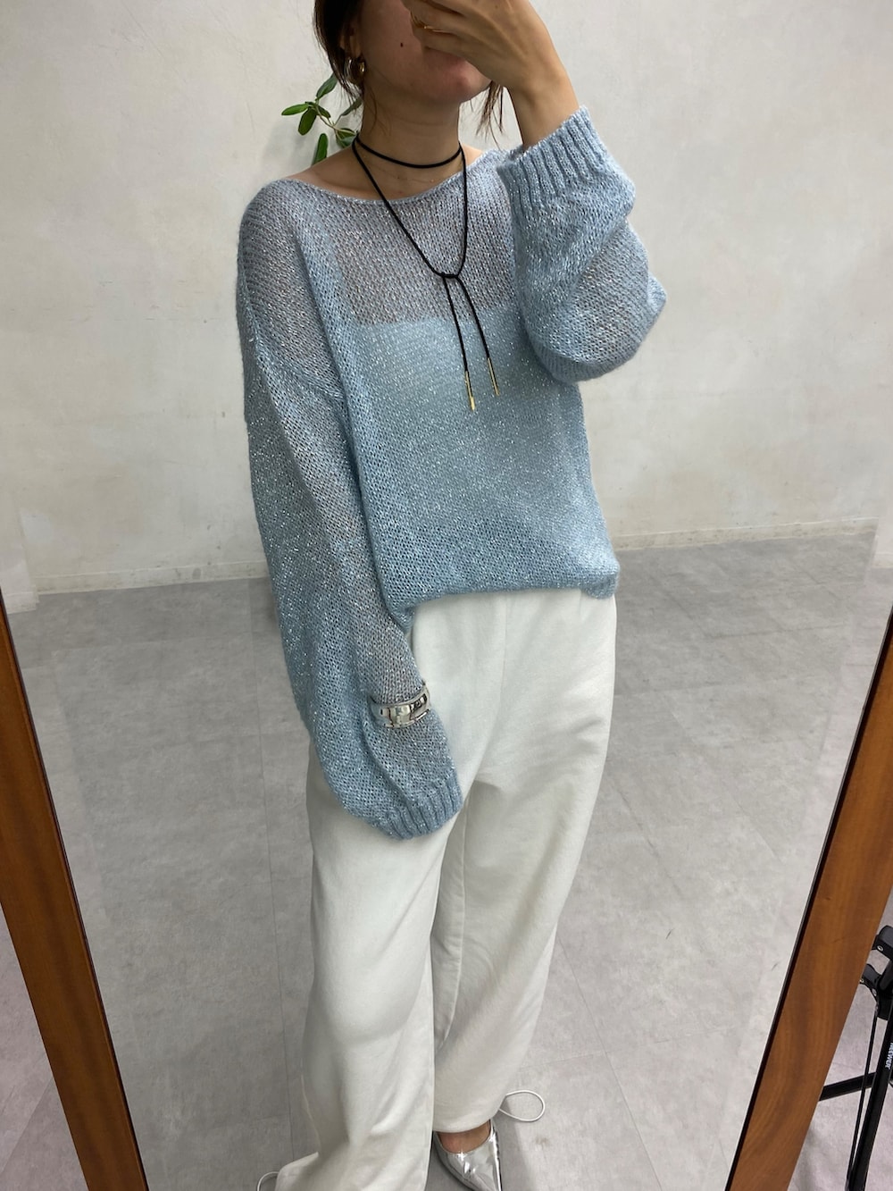 ブルー系のニット/セーター、ホワイト系のスウェットパンツ、ブラック系のネックレスを着用したレディースの夏コーディネートの5枚目の写真