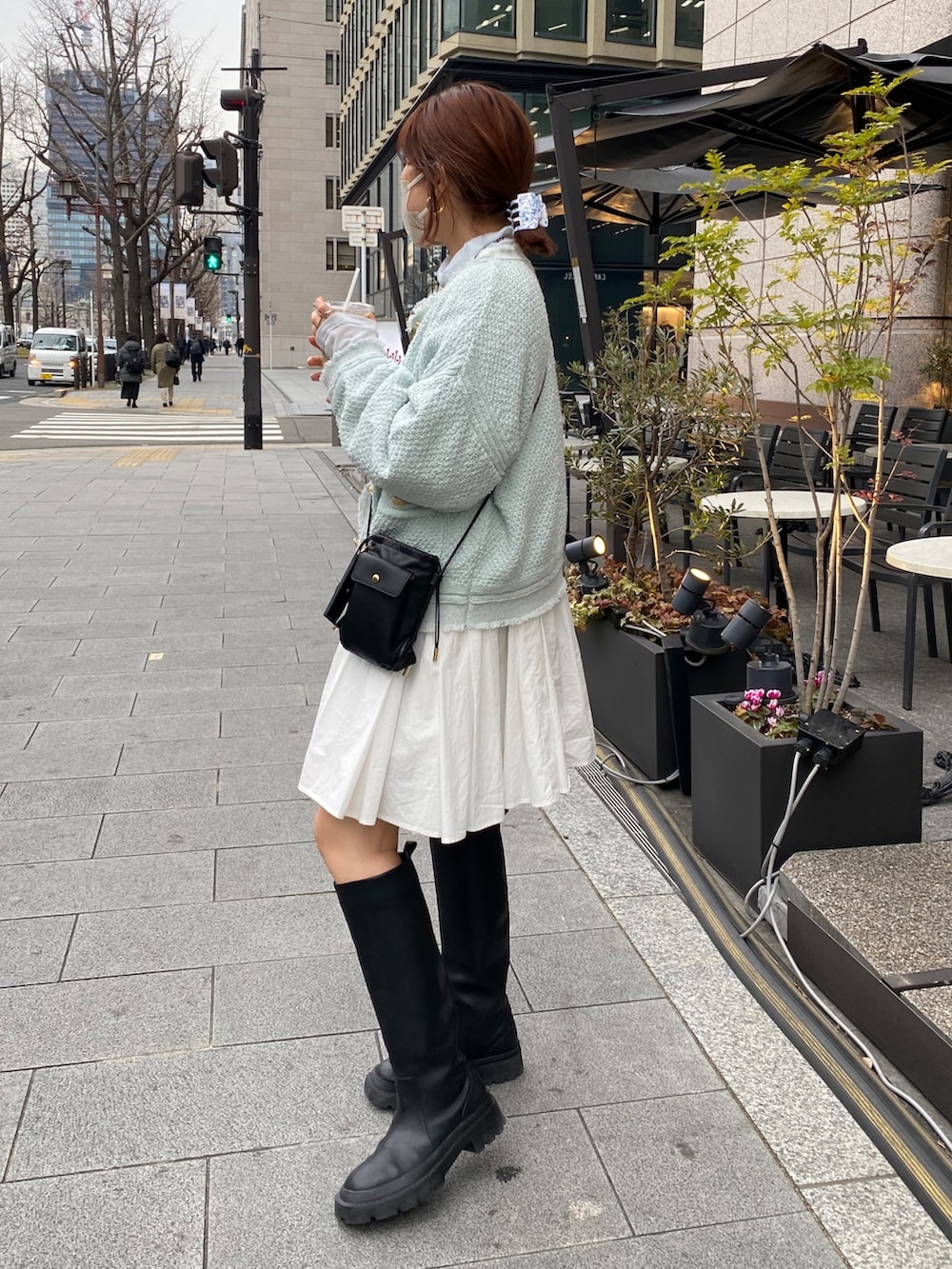 ホワイト系のシャツ/ブラウス、ブルー系のノーカラージャケット、ブルー系のTシャツ/カットソーを着用したレディースの冬コーディネートの5枚目の写真