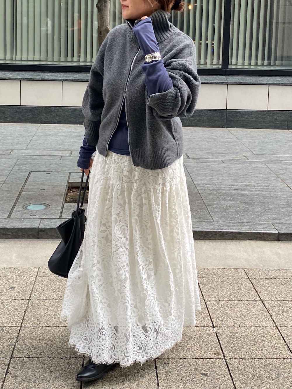 グレー系のカーディガン/ボレロ、ブルー系のTシャツ/カットソー、ホワイト系のスカートを着用したレディースの秋コーディネートの8枚目の写真