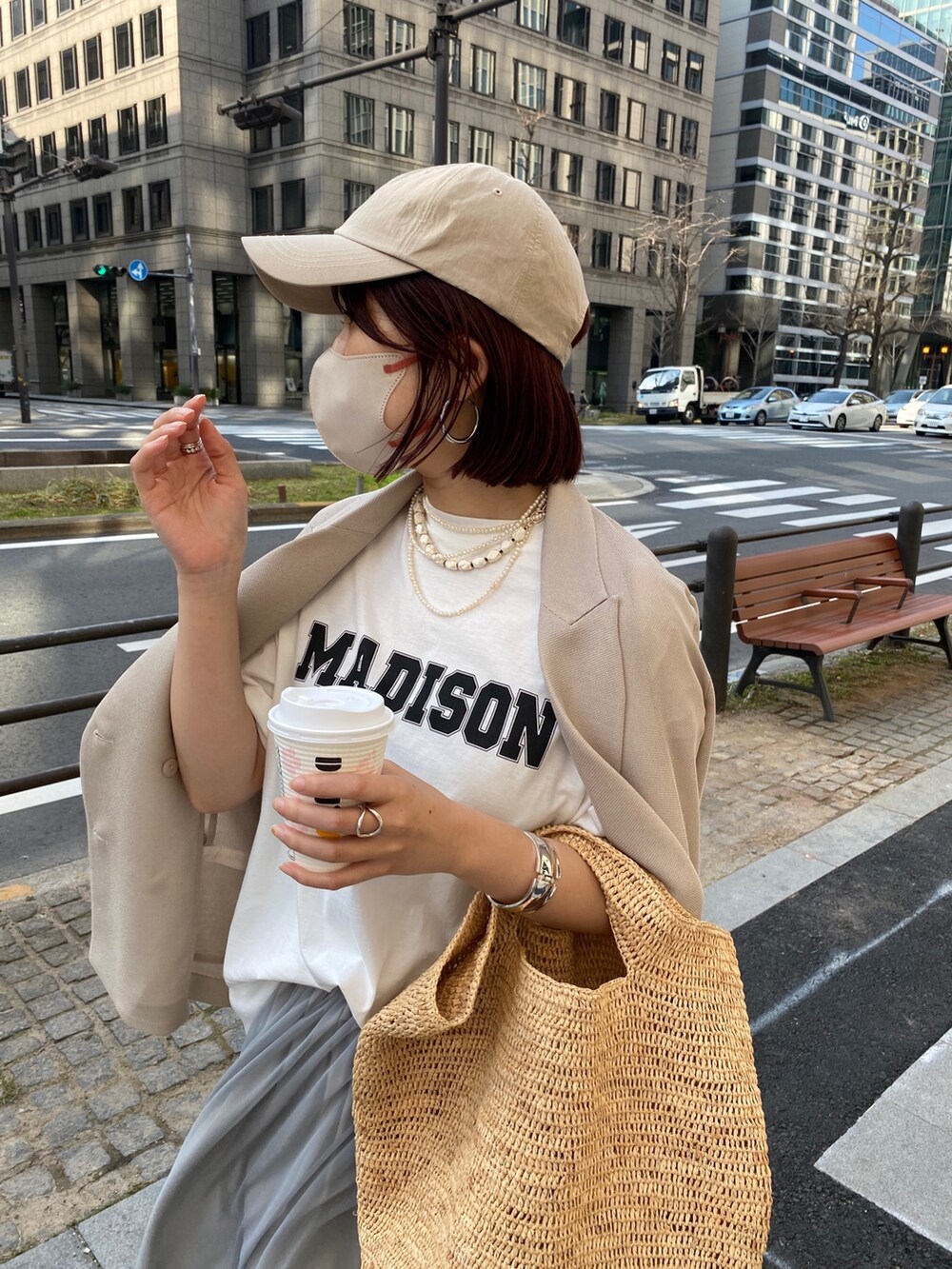 ホワイト系のTシャツ/カットソー、ベージュ系のテーラードジャケット、グレー系のスカートを着用したレディースの春コーディネートの9枚目の写真