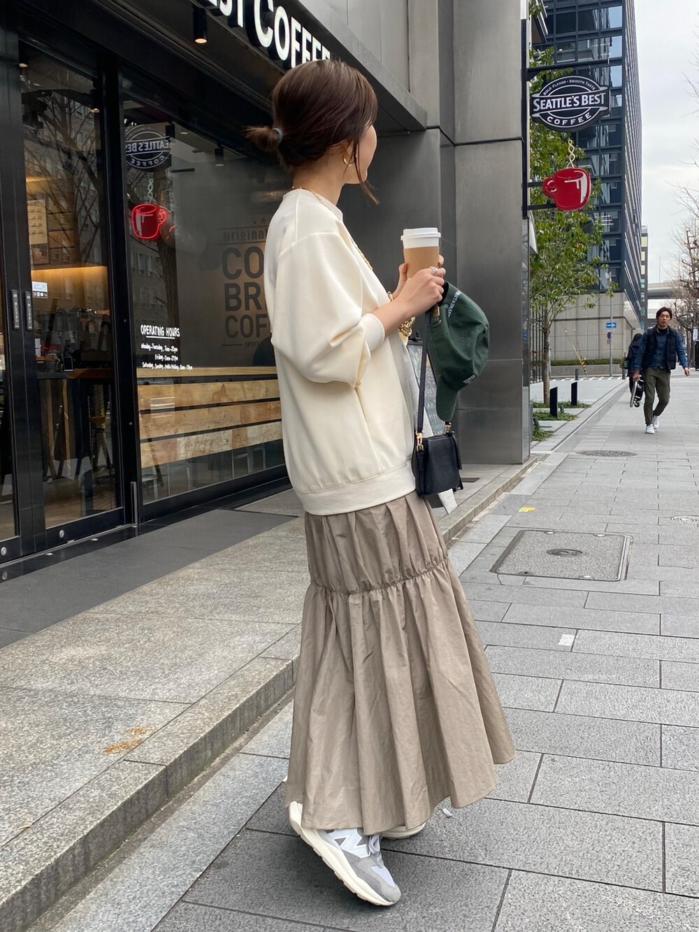 ホワイト系のワンピース、グレー系のテーラードジャケット、ゴールド系のブレスレットを着用したレディースの冬コーディネートの8枚目の写真