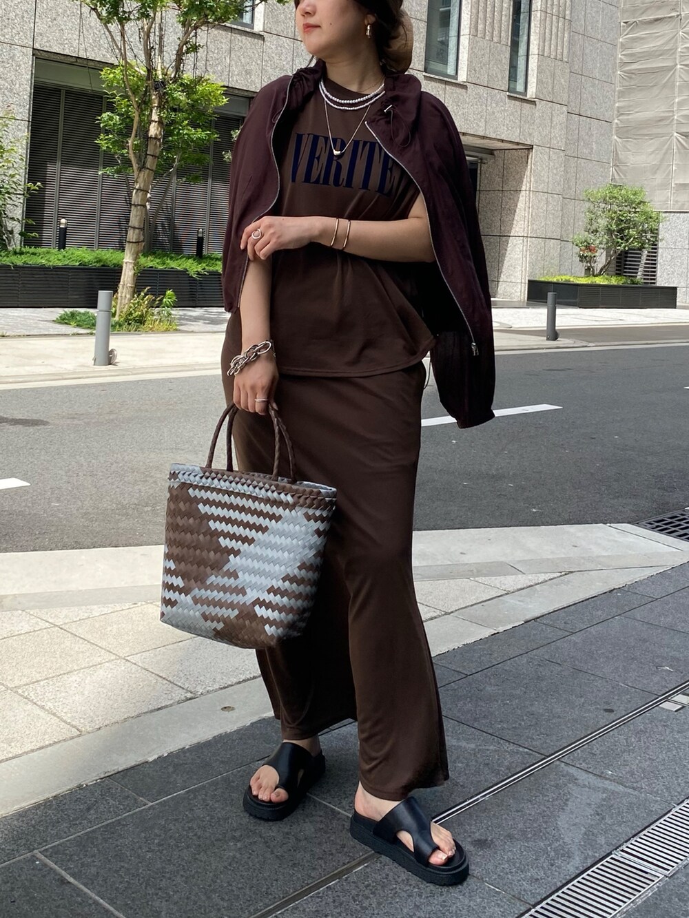 ブラウン系のスカート、ブラウン系のTシャツ/カットソー、ブラウン系のショルダーバッグを着用したレディースの夏コーディネートの3枚目の写真