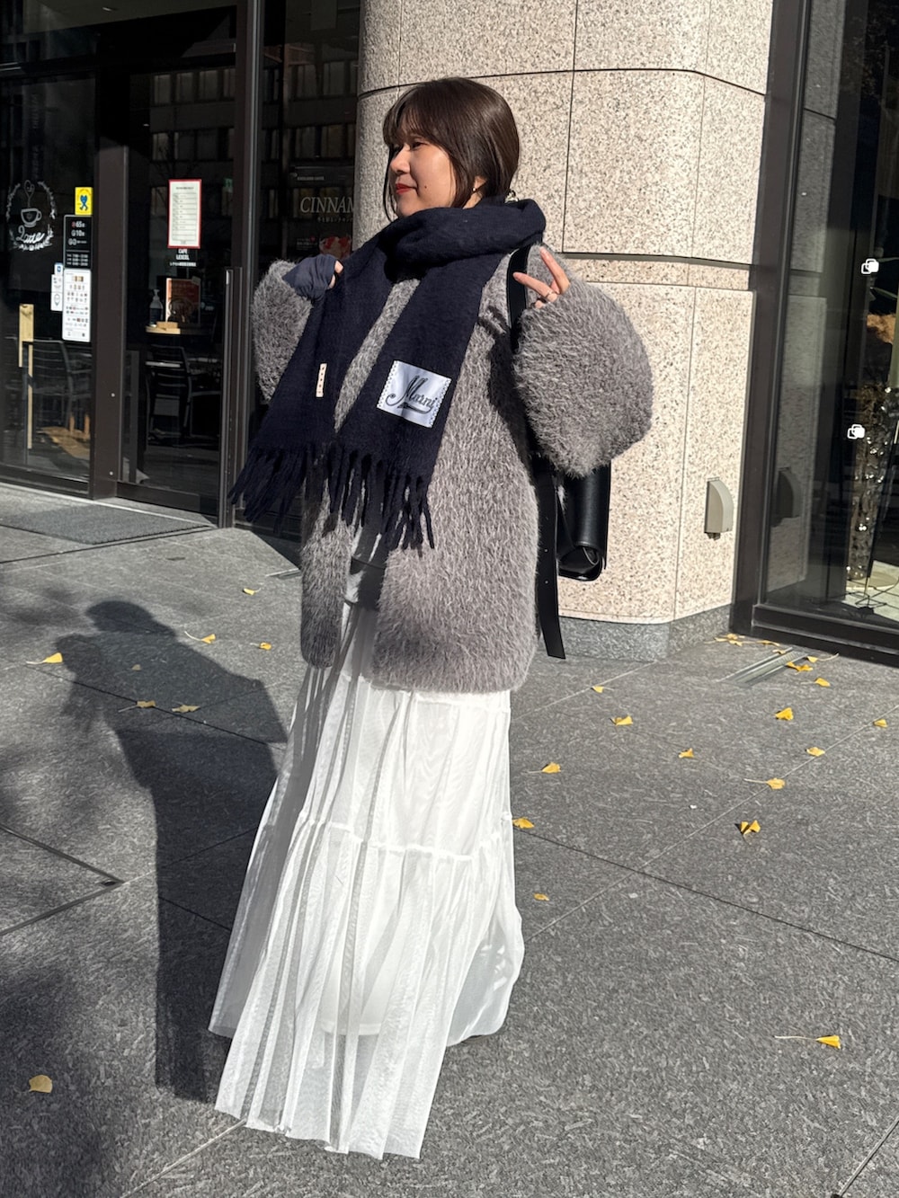 グレー系のその他アウター、グレー系のTシャツ/カットソー、ブルー系のTシャツ/カットソーを着用したレディースの冬コーディネートの6枚目の写真