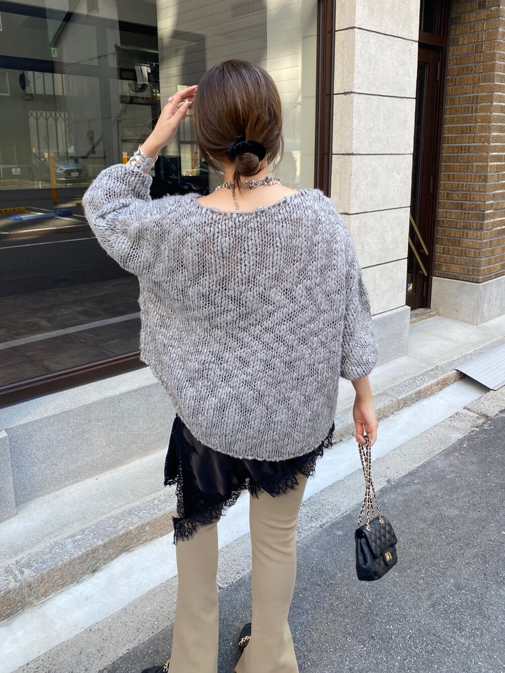 グレー系のその他アウター、ベージュ系のその他パンツ、ブラック系のショルダーバッグを着用したレディースの秋コーディネートの5枚目の写真