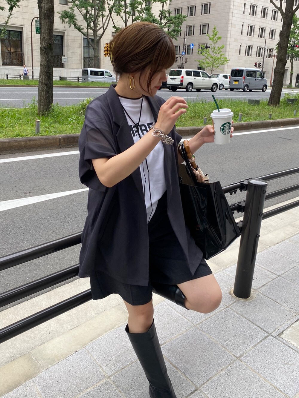 ブラック系のテーラードジャケット、グレー系のその他パンツ、ホワイト系のシャツ/ブラウスを着用したレディースの夏コーディネートの2枚目の写真