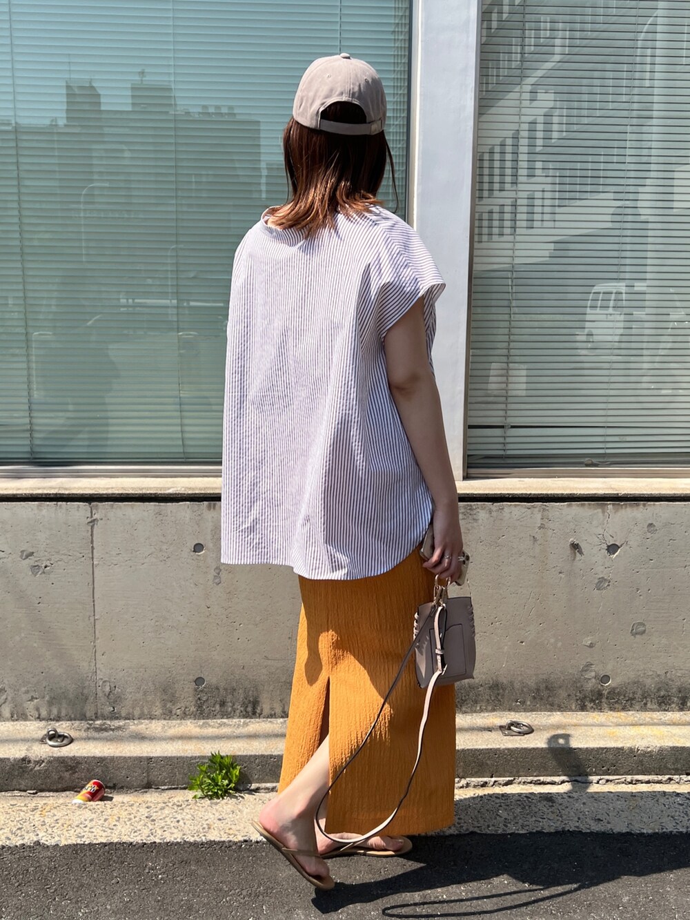 ベージュ系のシャツ/ブラウス、オレンジ系のスカート、ベージュ系のその他シューズを着用したレディースの夏コーディネートの5枚目の写真