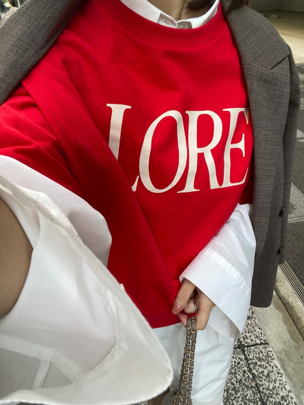 ブラウン系のテーラードジャケット、レッド系のTシャツ/カットソー、ホワイト系のシャツ/ブラウスを着用したレディースの春コーディネートの7枚目の写真