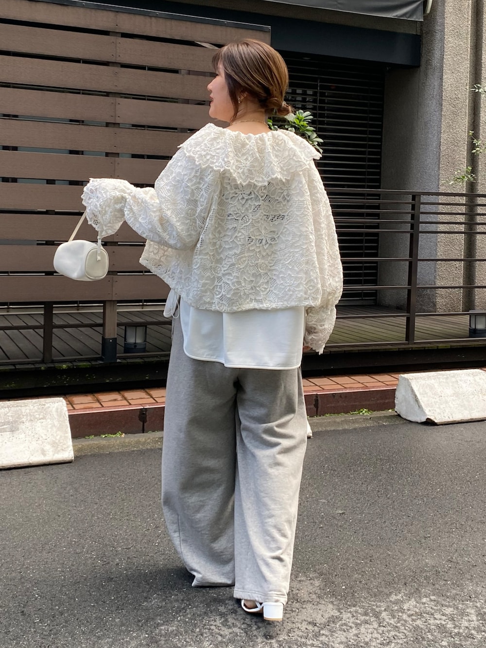 ホワイト系のTシャツ/カットソー、グレー系のその他パンツ、ホワイト系のシャツ/ブラウスを着用したレディースの春コーディネートの2枚目の写真