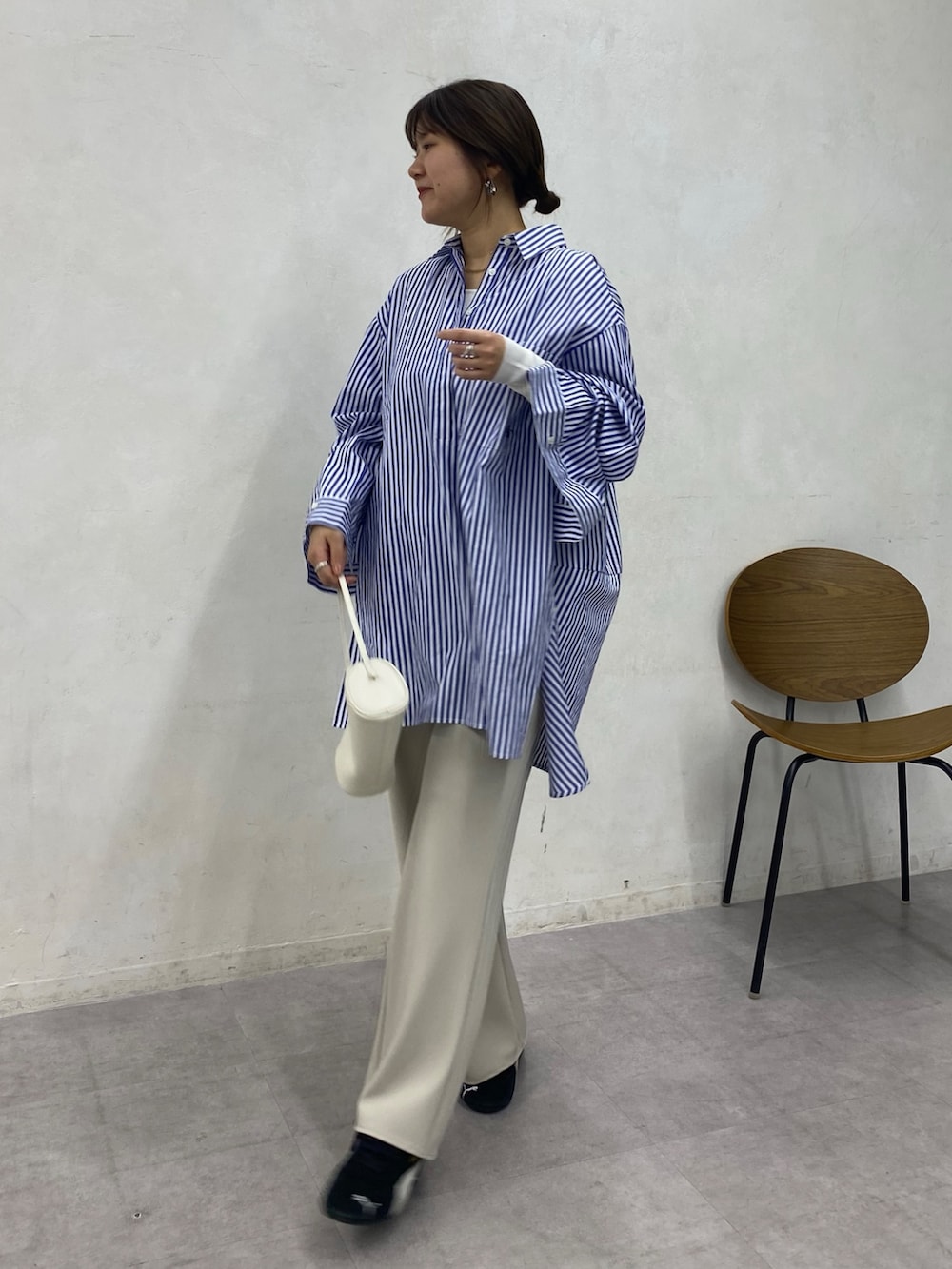 ホワイト系のニット/セーター、ブルー系のシャツ/ブラウス、ベージュ系のその他パンツを着用したレディースの冬コーディネートの8枚目の写真