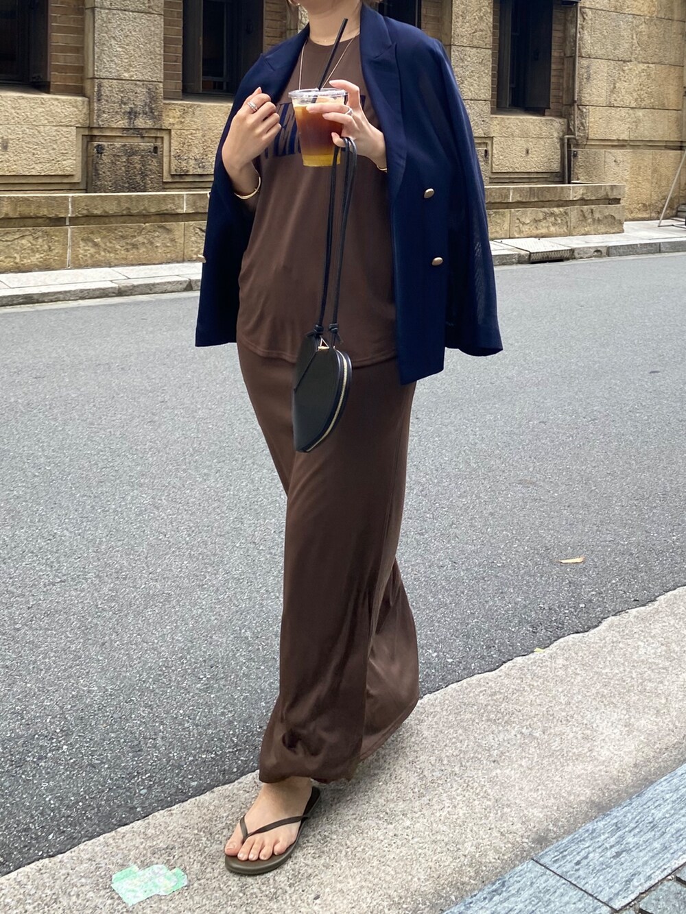 ブラウン系のTシャツ/カットソー、ブラウン系のスカート、ブラック系のショルダーバッグを着用したレディースの夏コーディネートの4枚目の写真