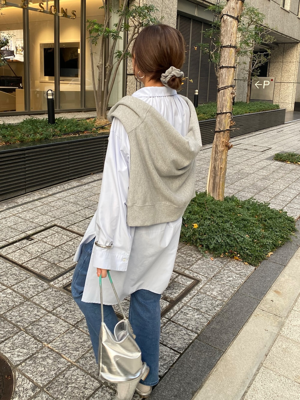 ブルー系のシャツ/ブラウス、ブルー系のデニムパンツ、グレー系のスウェットを着用したレディースの冬コーディネートの5枚目の写真