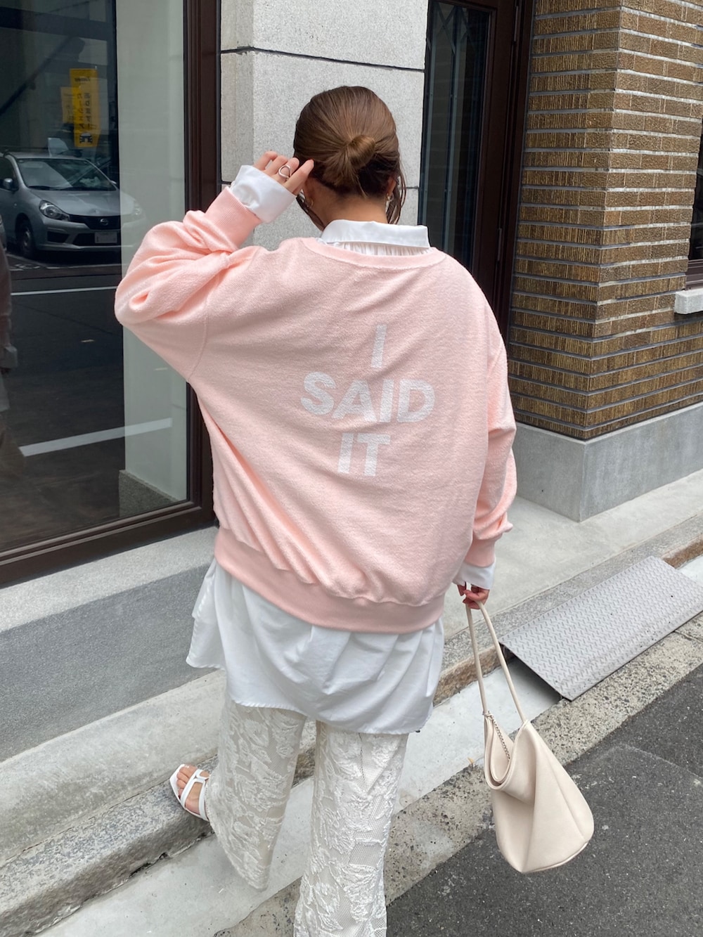 ピンク系のTシャツ/カットソー、ホワイト系のシャツ/ブラウス、ホワイト系のその他パンツを着用したレディースの春コーディネートの5枚目の写真