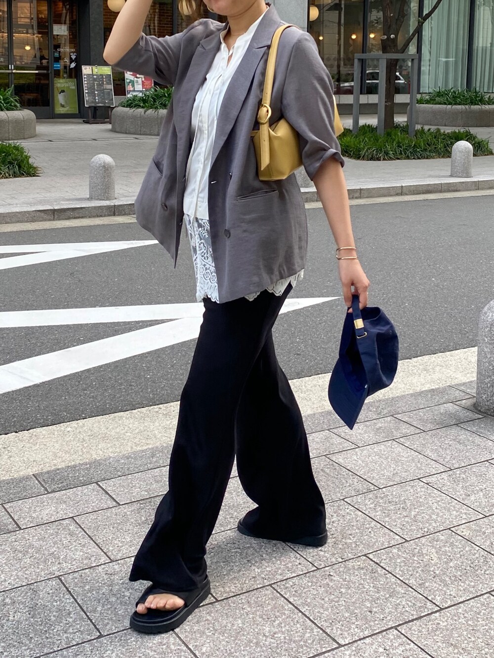 グレー系のテーラードジャケット、ブラック系のその他パンツ、ブラック系のブーツを着用したレディースの春コーディネートの2枚目の写真