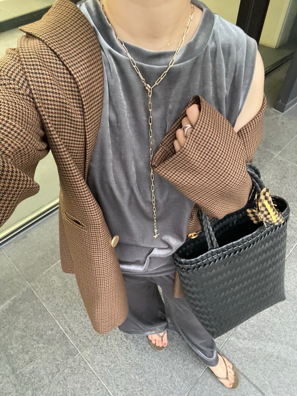 グレー系のTシャツ/カットソー、グレー系のその他パンツ、ブラウン系のテーラードジャケットを着用したレディースの秋コーディネートの9枚目の写真