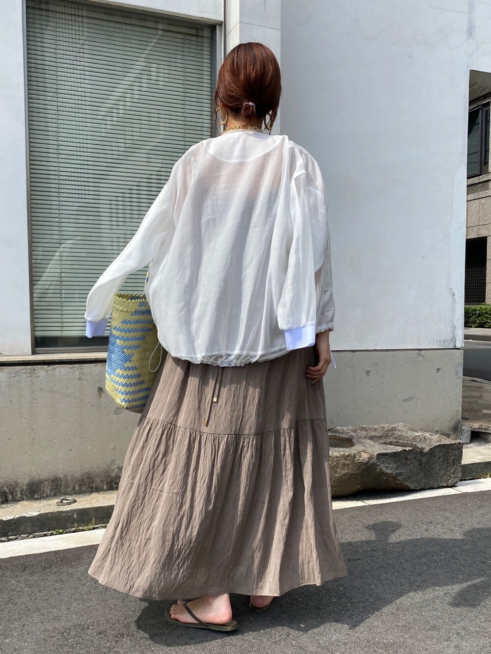 ホワイト系のその他アウター、イエロー系のかごバッグを着用したレディースの夏コーディネートの5枚目の写真