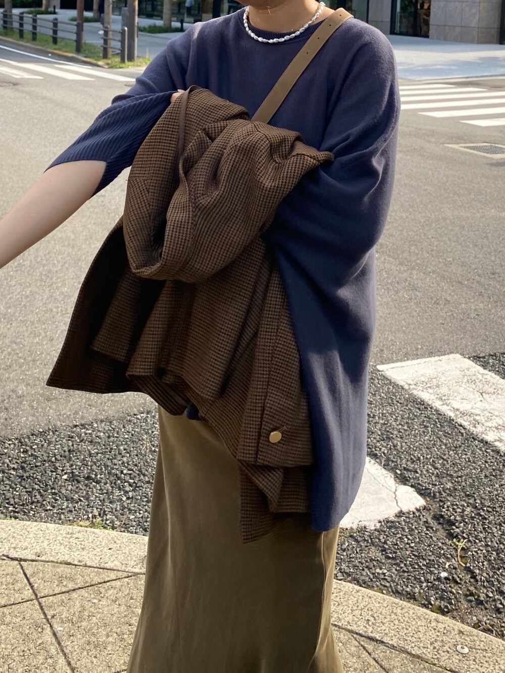 ブルー系のニット/セーター、グリーン系のスカート、ブラウン系のテーラードジャケットを着用したレディースの秋コーディネートの10枚目の写真