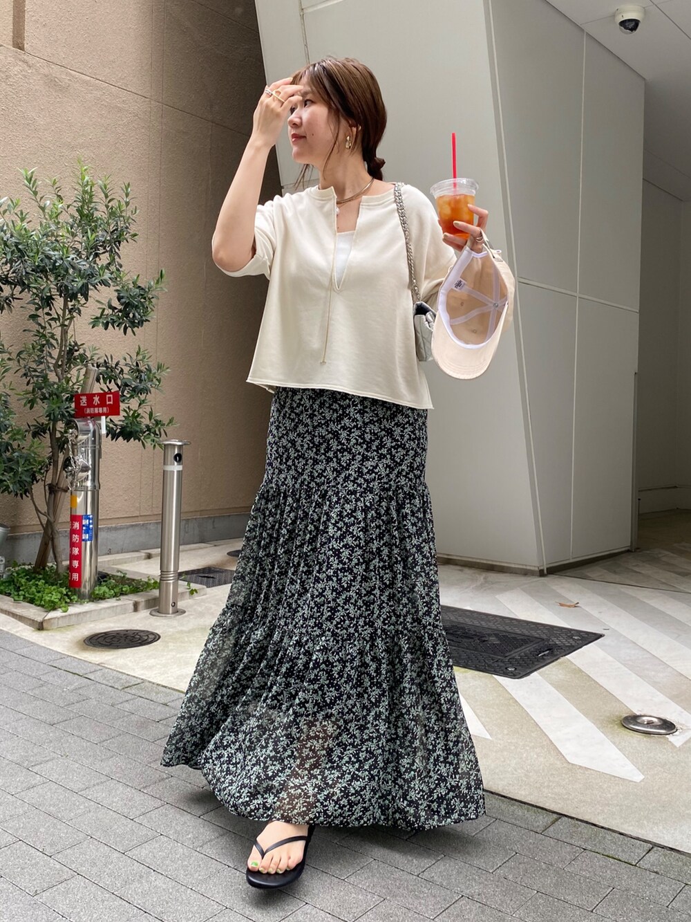 ベージュ系のTシャツ/カットソー、グリーン系のスカートを着用したレディースの夏コーディネートの5枚目の写真