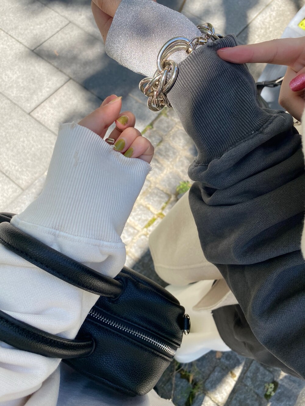 ホワイト系のTシャツ/カットソー、ホワイト系のスカート、ブラウン系のショルダーバッグを着用したレディースの冬コーディネートの6枚目の写真