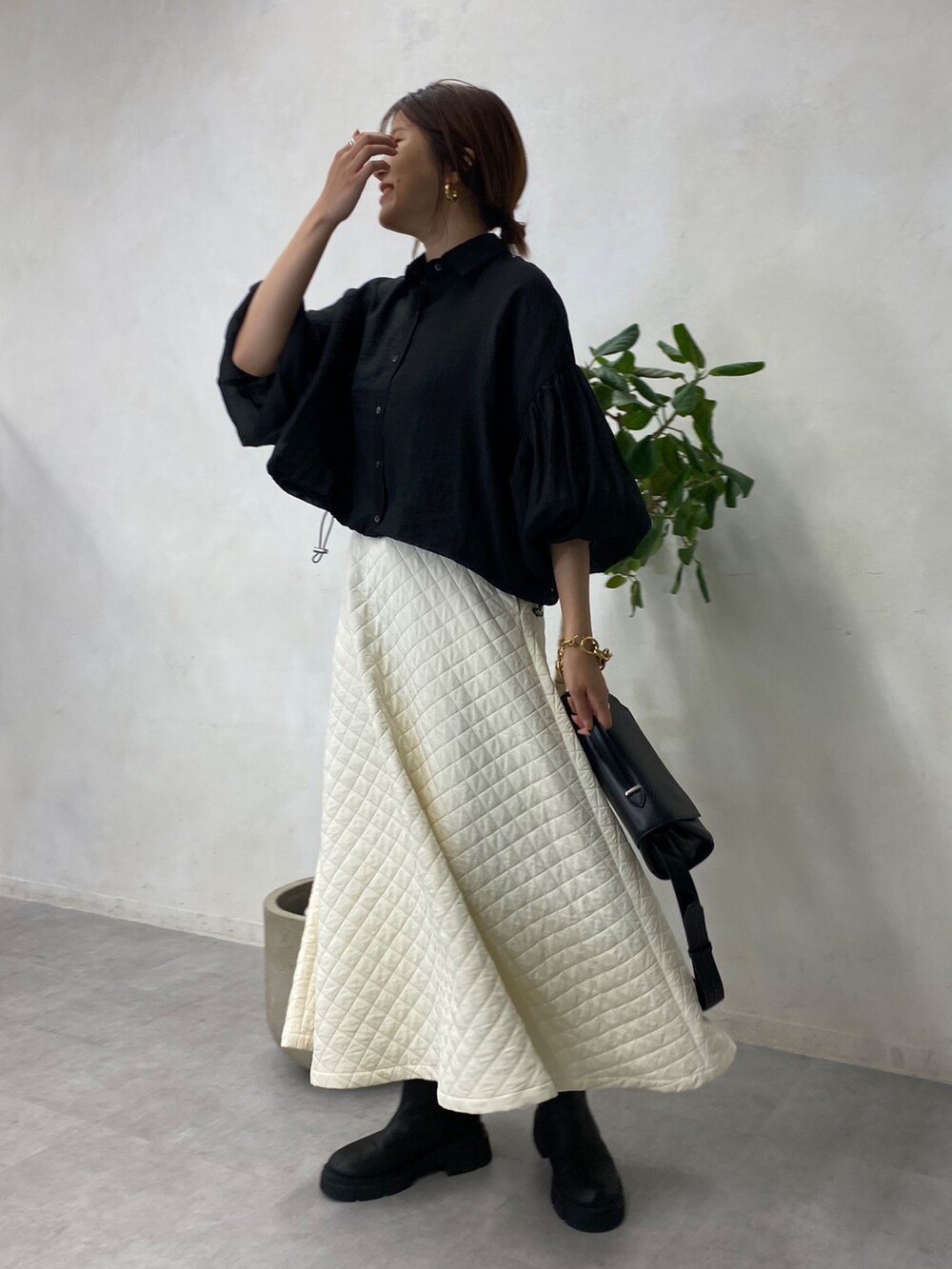ブラック系のシャツ/ブラウス、ブラウン系のショルダーバッグ、ホワイト系のスカートを着用したレディースの秋コーディネートの2枚目の写真
