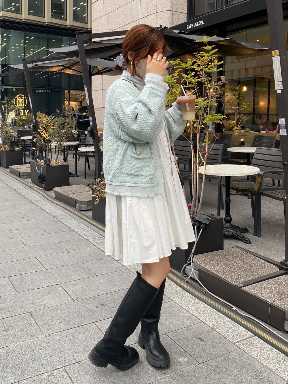 ホワイト系のシャツ/ブラウス、ブルー系のノーカラージャケット、ブルー系のTシャツ/カットソーを着用したレディースの冬コーディネートの7枚目の写真