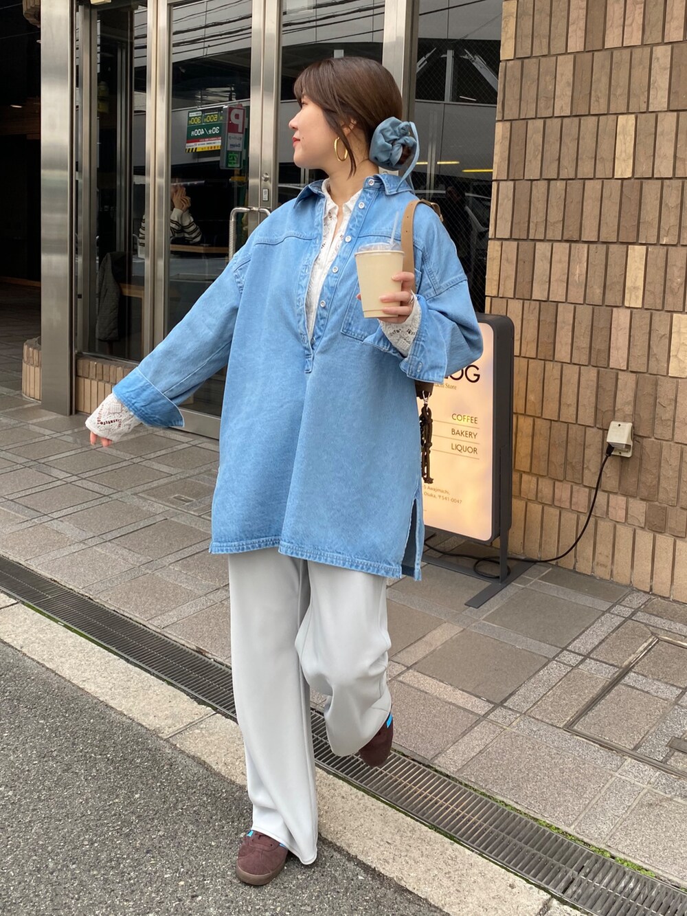 ホワイト系のシャツ/ブラウス、ブルー系のシャツ/ブラウス、ブルー系のその他パンツを着用したレディースの春コーディネートの2枚目の写真