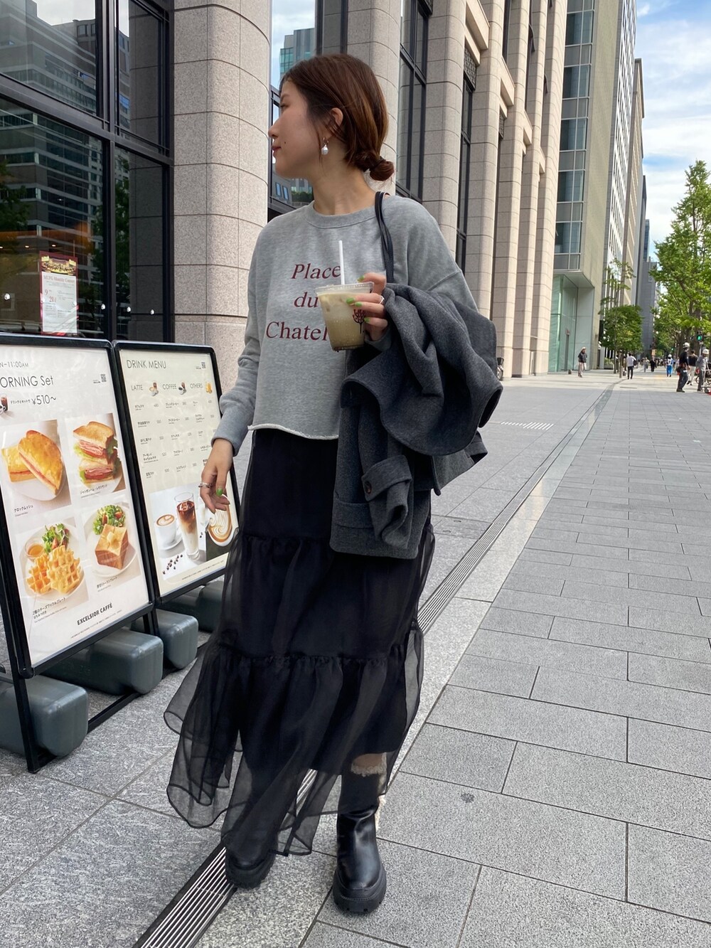 「きれいめカジュアル、ロングスカート、レザー、ショルダーバッグ、休日スタイル、お出かけコーデ、シンプルスタイル、オーガンジー、スウェット、ショート丈トップス、高身長女子、骨格ストレート、ブーツ、グレー、お団子ヘアー」｜「DouDouの前後2WAYフロッキーショート丈スウエット（Tシャツ/カットソー、グレー系）」を使った、sakuraさん（レディース・165cm）の冬コーディネートの4枚目の写真