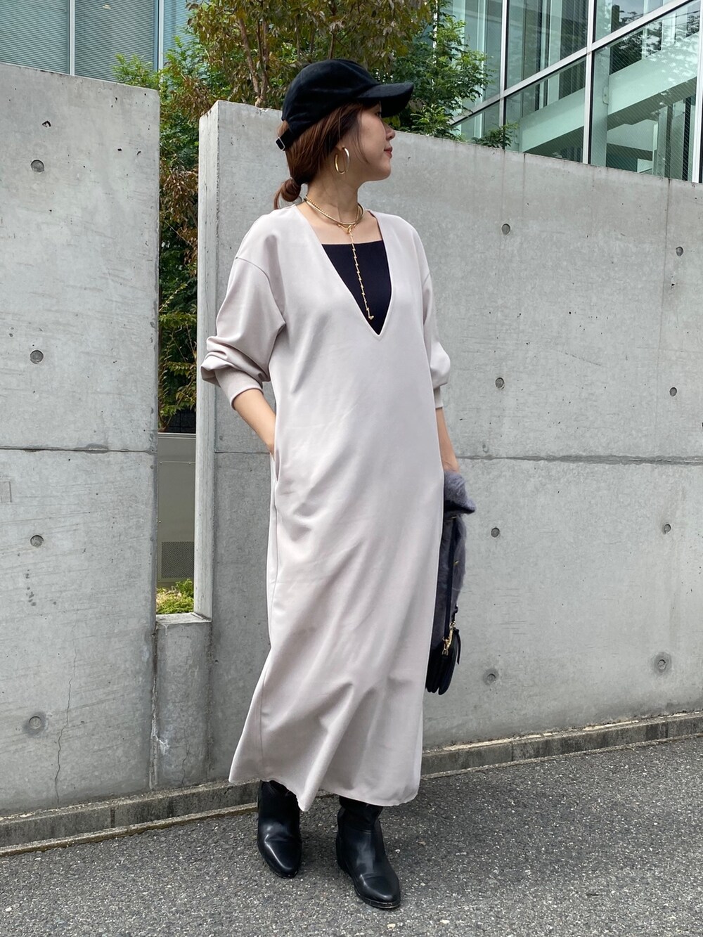 ベージュ系のワンピース、パープル系のその他アウター、ブラック系のブーツを着用したレディースの秋コーディネートの10枚目の写真