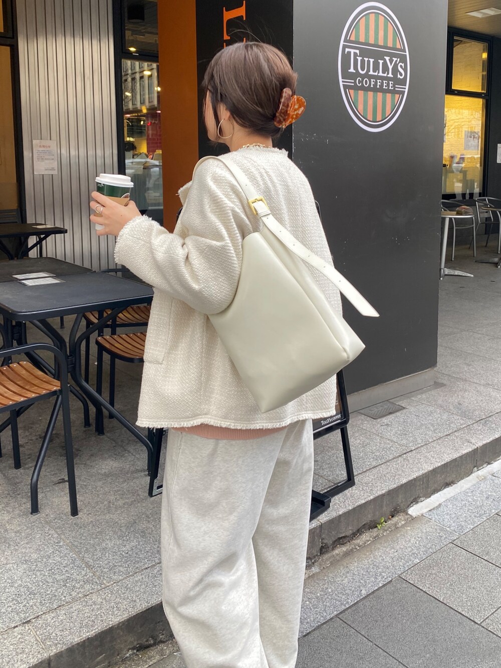 ホワイト系のその他アウター、ピンク系のニット/セーター、ベージュ系のその他パンツを着用したレディースの冬コーディネートの8枚目の写真