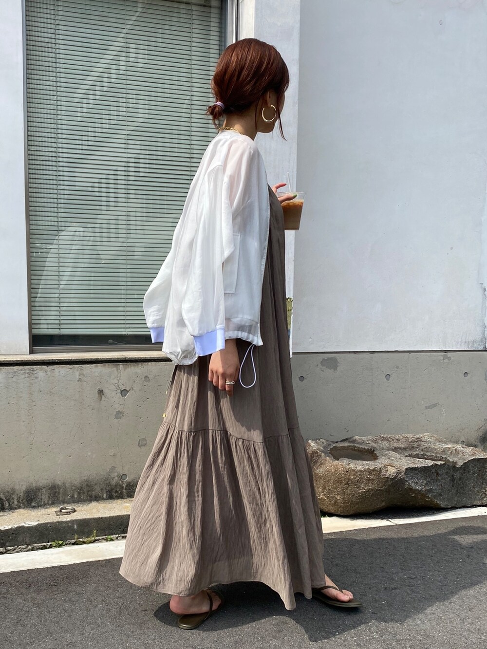 ホワイト系のその他アウター、イエロー系のかごバッグを着用したレディースの夏コーディネートの6枚目の写真