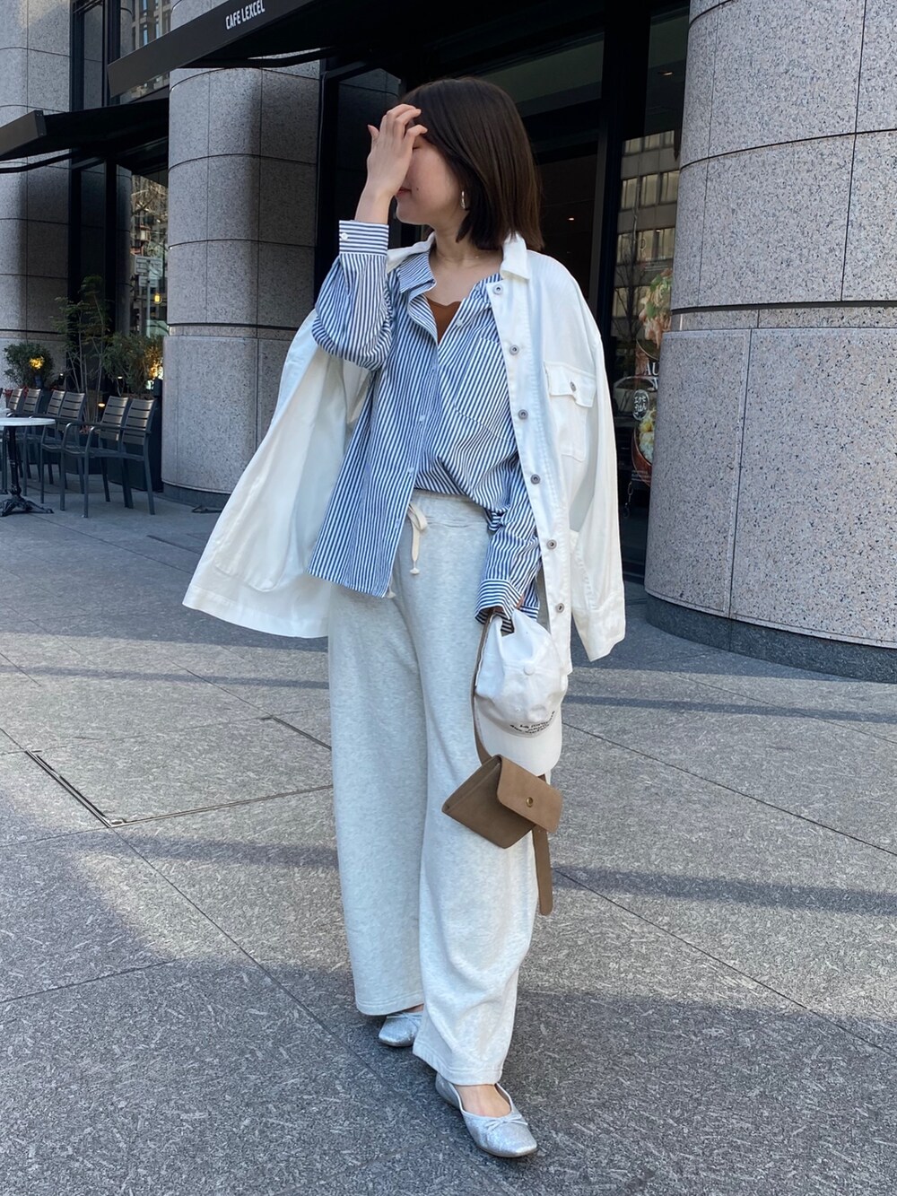 グリーン系のシャツ/ブラウス、ブラウン系のタンクトップ、ベージュ系のその他パンツを着用したレディースの春コーディネートの6枚目の写真