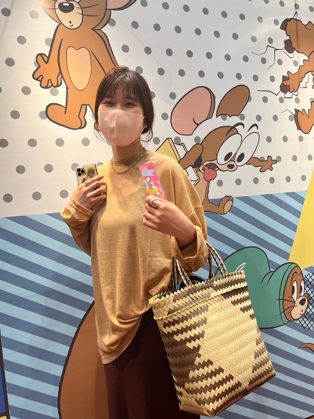 イエロー系のTシャツ/カットソー、ブラウン系のスカートを着用したレディースの夏コーディネートの3枚目の写真