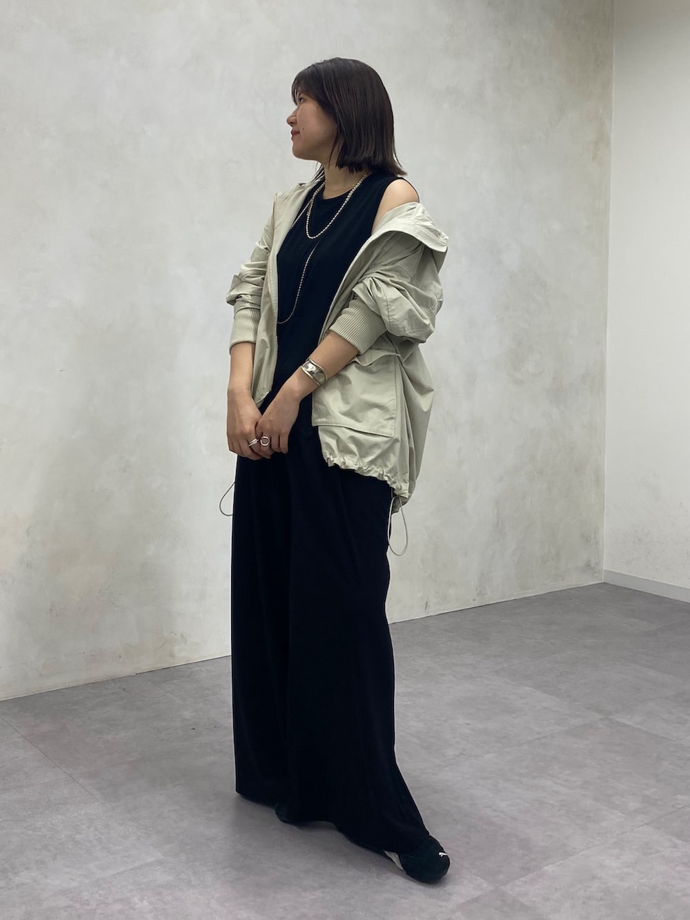 ベージュ系のその他アウター、ブラック系のTシャツ/カットソー、ブラック系のその他パンツを着用したレディースの春コーディネートの5枚目の写真