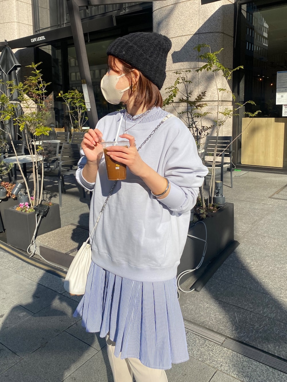 ブルー系のスウェット、ブルー系のシャツ/ブラウスを着用したレディースの冬コーディネートの7枚目の写真