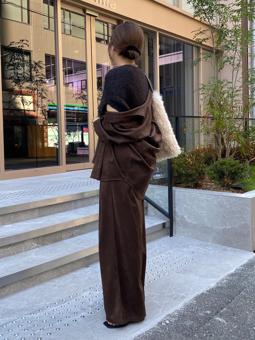 ブラウン系のシャツ/ブラウス、ブラック系のカーディガン/ボレロ、ブラウン系のその他パンツを着用したレディースの冬コーディネートの2枚目の写真