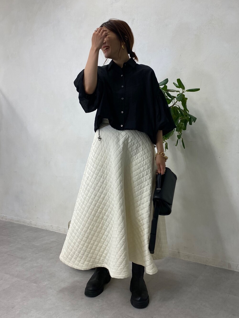 ブラック系のシャツ/ブラウス、ブラウン系のショルダーバッグ、ホワイト系のスカートを着用したレディースの秋コーディネートの4枚目の写真