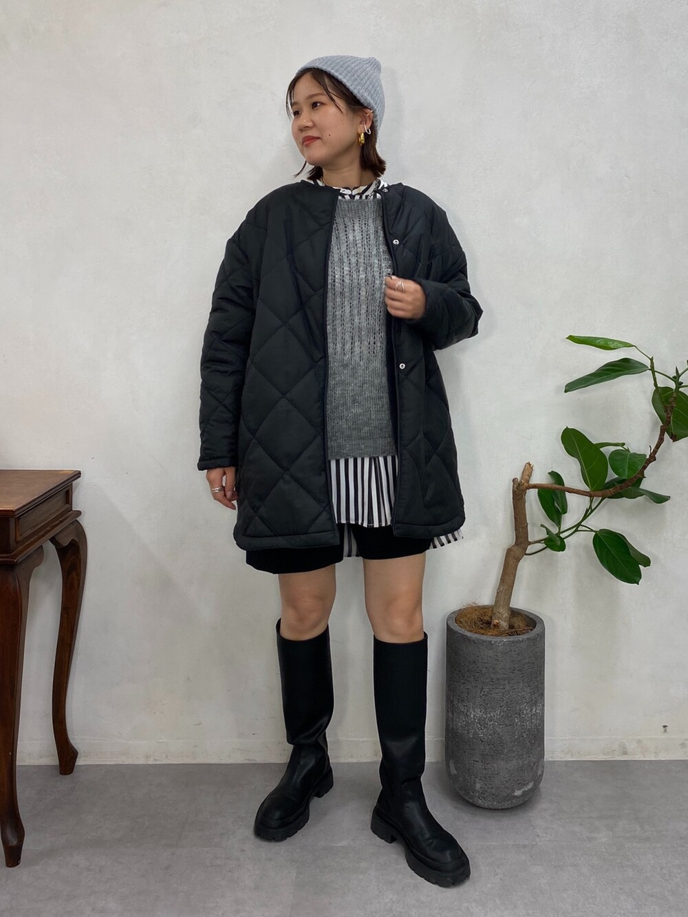 ブラック系のその他アウター、グレー系のニット/セーター、ブラック系のシャツ/ブラウスを着用したレディースの冬コーディネートの4枚目の写真