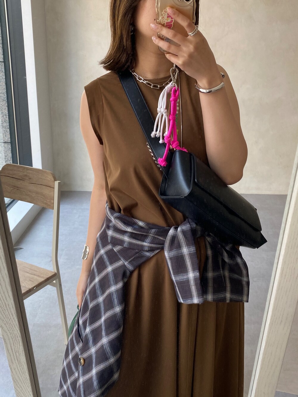 グリーン系のワンピース、ホワイト系のテーラードジャケット、ホワイト系のその他パンツを着用したレディースの春コーディネートの2枚目の写真