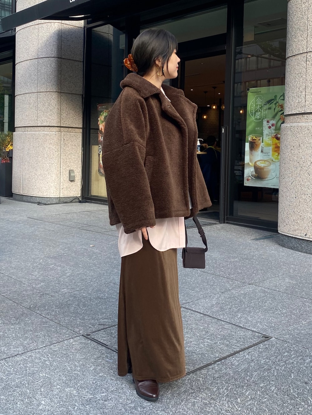 ブラウン系のその他アウター、グレー系のニット/セーター、ピンク系のシャツ/ブラウスを着用したレディースの冬コーディネートの7枚目の写真