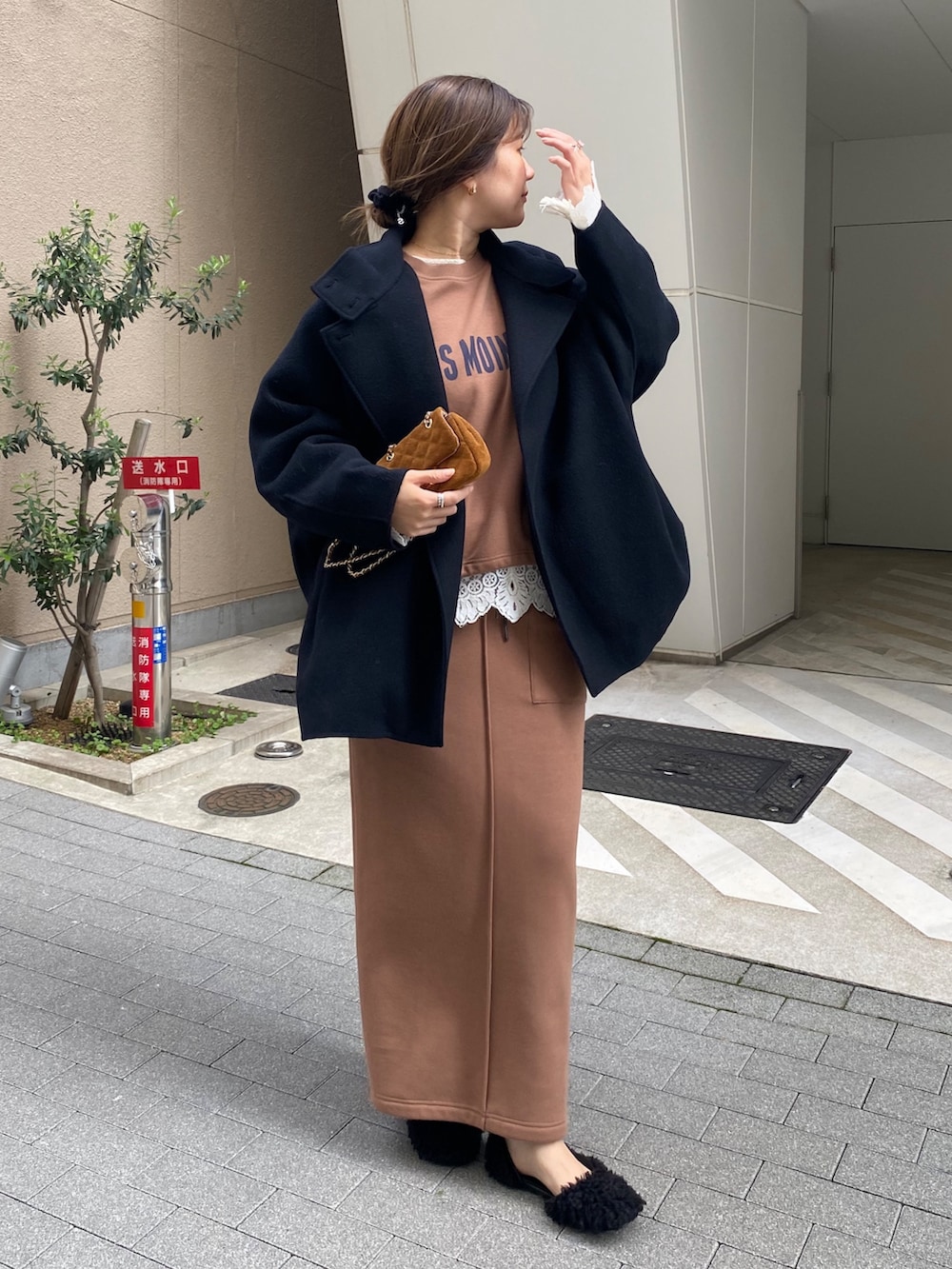 イエロー系のスウェット、イエロー系のスカート、ホワイト系のシャツ/ブラウスを着用したレディースの冬コーディネートの3枚目の写真
