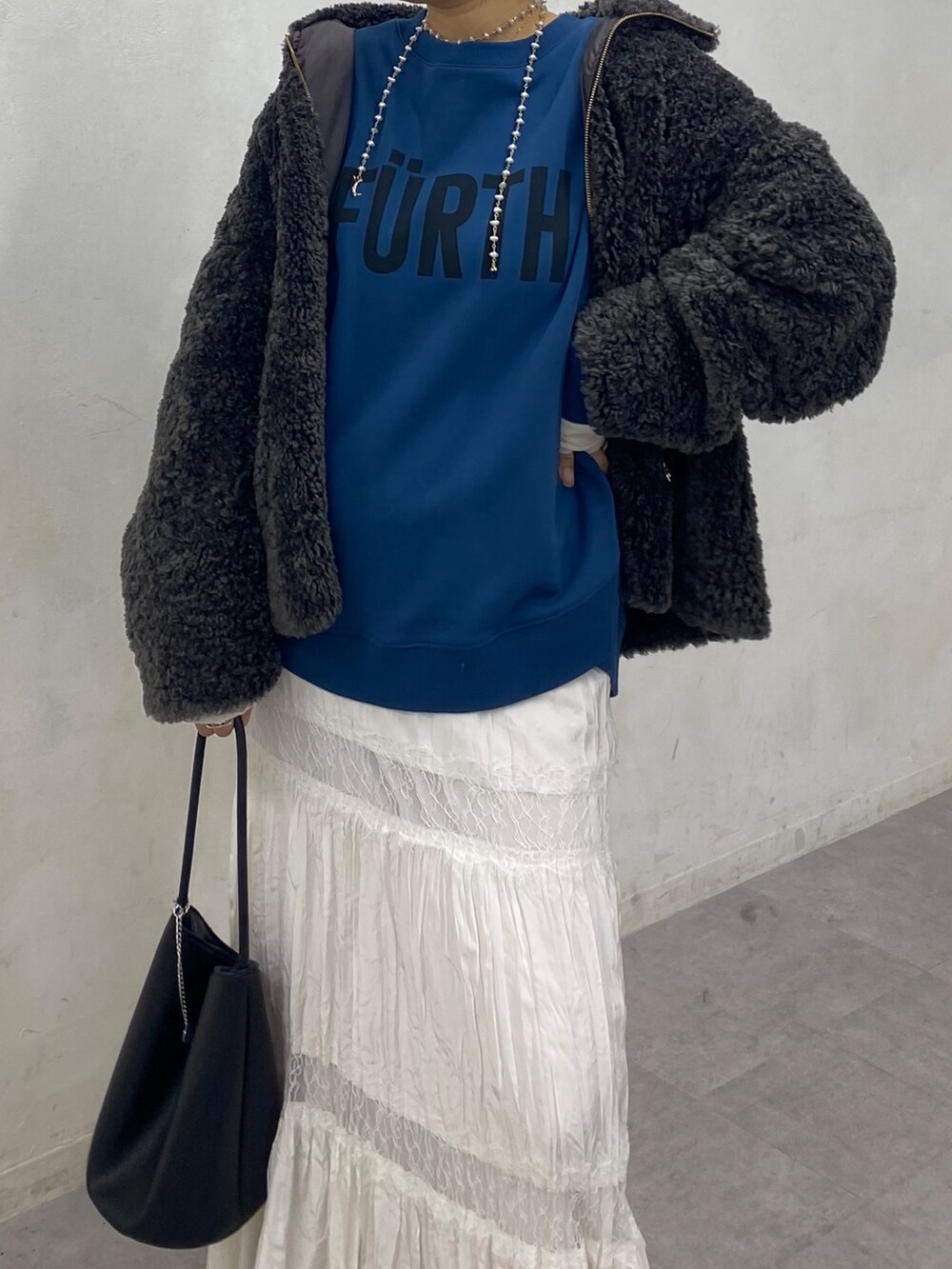 グレー系のその他アウター、ブルー系のTシャツ/カットソー、ブラック系のショルダーバッグを着用したレディースの冬コーディネートの2枚目の写真