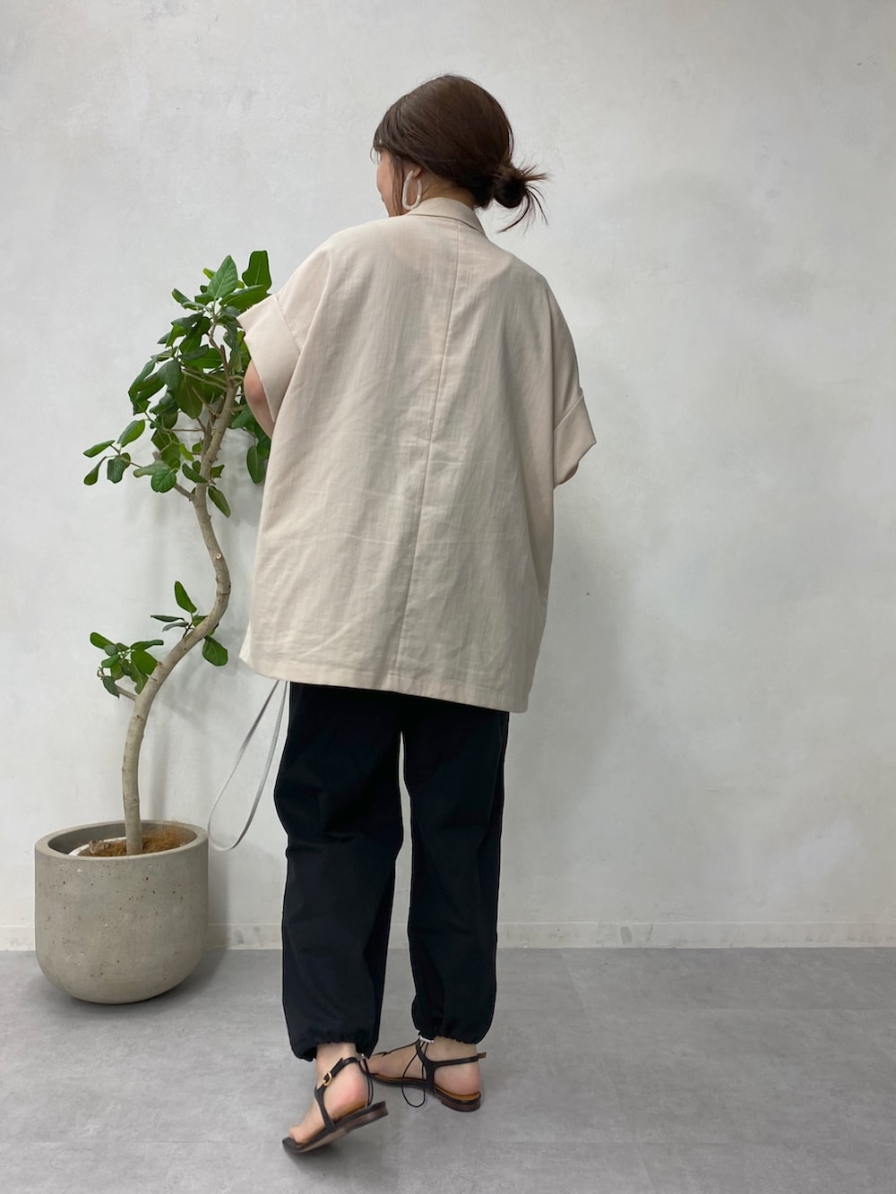 ベージュ系のテーラードジャケット、ブラック系のタンクトップ、ブラック系のその他パンツを着用したレディースの夏コーディネートの4枚目の写真