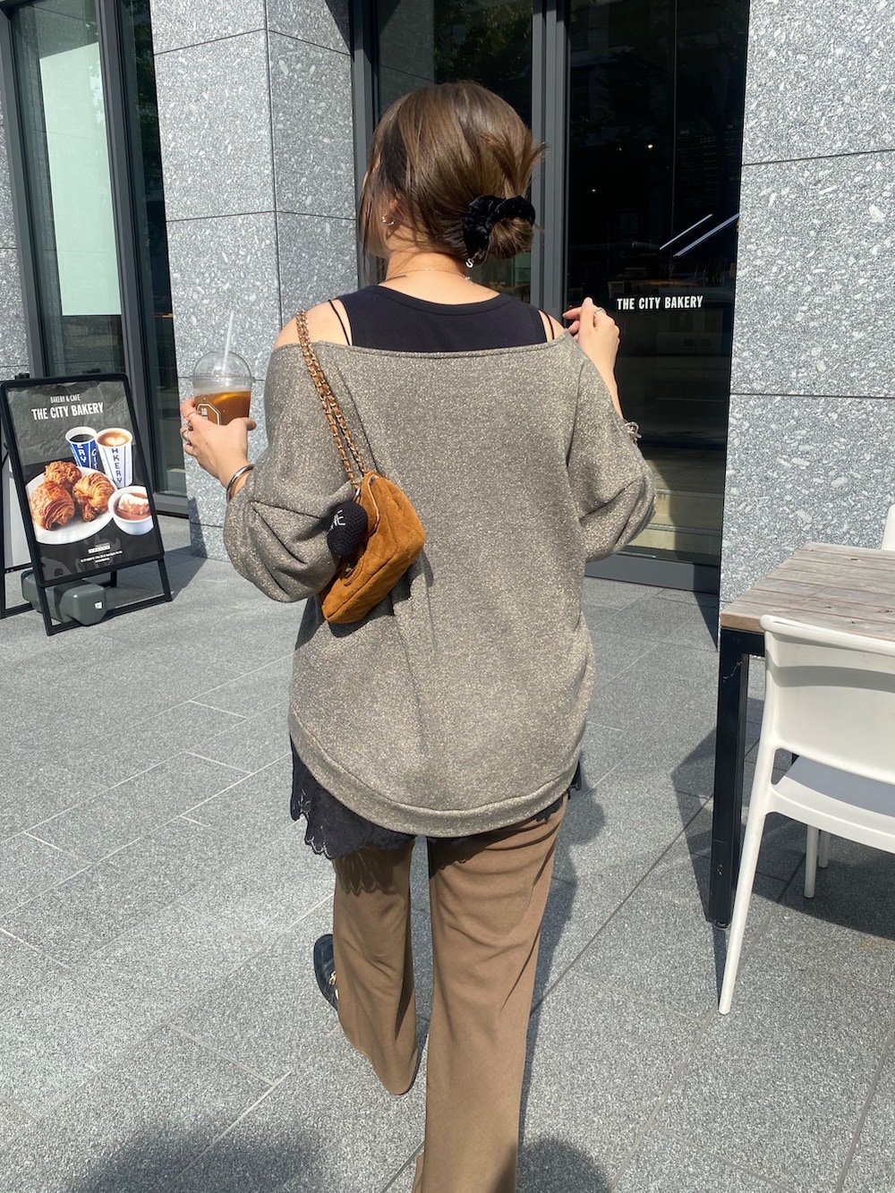 グレー系のTシャツ/カットソー、ブラック系のシャツ/ブラウス、グリーン系のその他パンツを着用したレディースの秋コーディネートの8枚目の写真